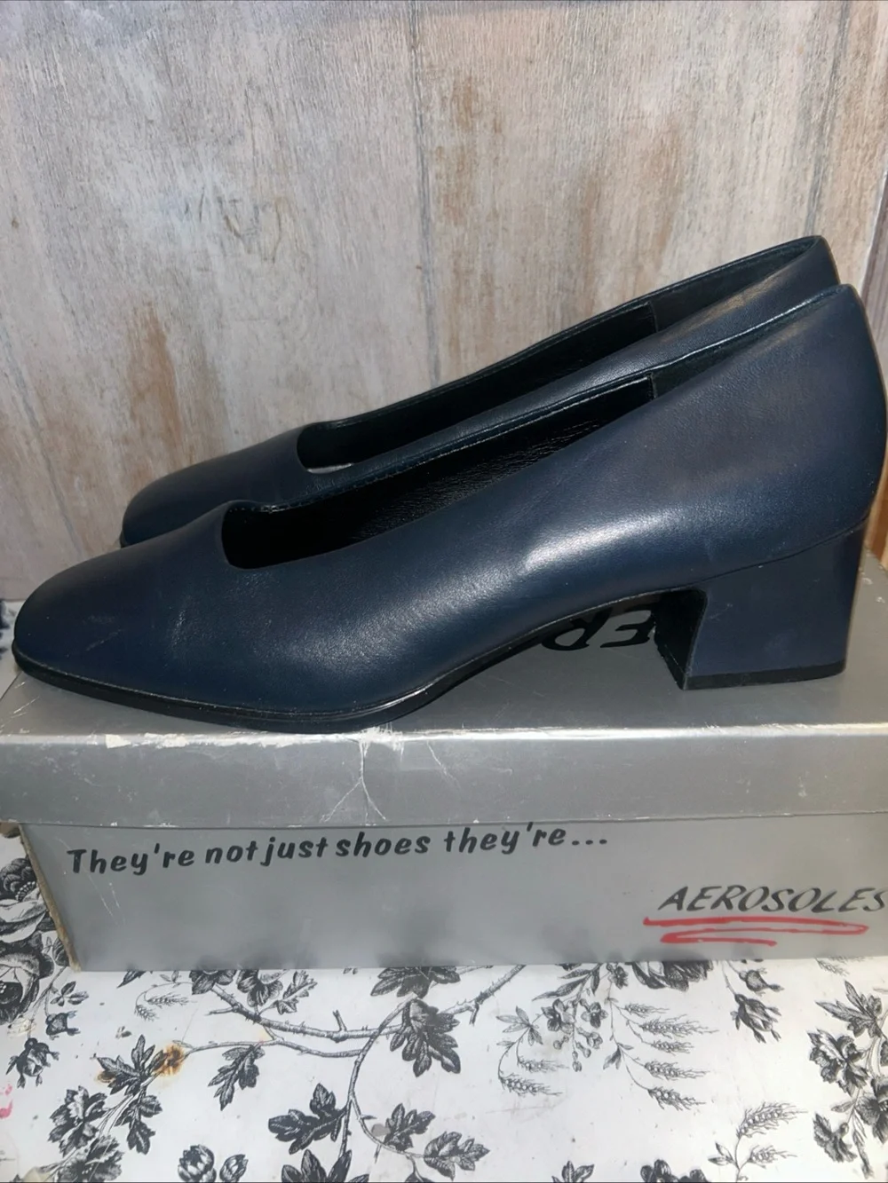 AEROSOLES sleek black